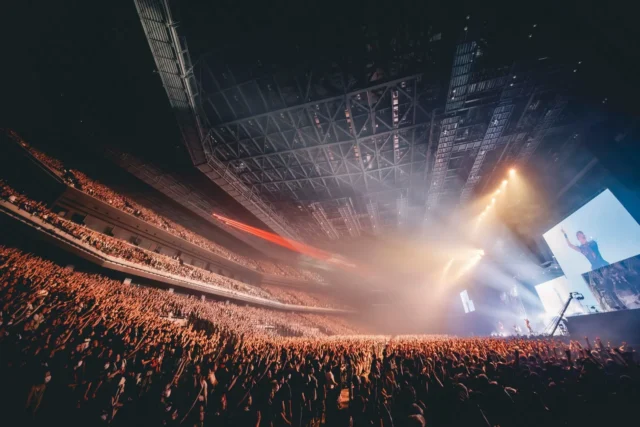 Kアリーナ横浜に集まった聖飢魔ⅡとBABYMETALの観客