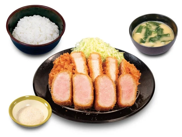 松のや 国産雪国育ち厚切りロースかつ＆極厚レアヒレかつ定食の盛り付け