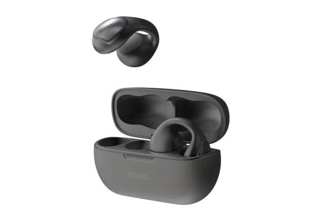 NUARL νClip Natural Blackをケースに収納した状態