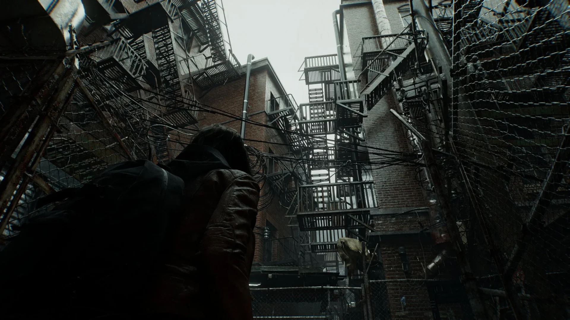 『バイオハザード レクイエム』の廃ホテル周辺の路地裏ゲーム画面。