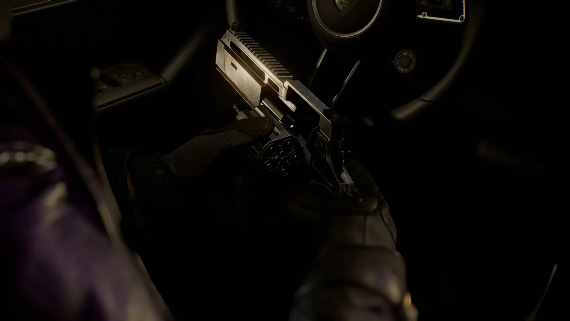 車内で銃を手にするレオンの視点を示すゲーム画面。