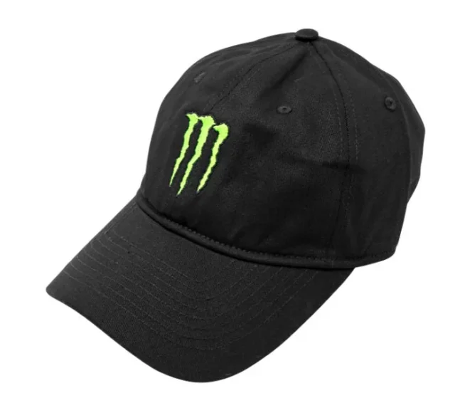 モンスターエナジーのロゴ入りキャップ