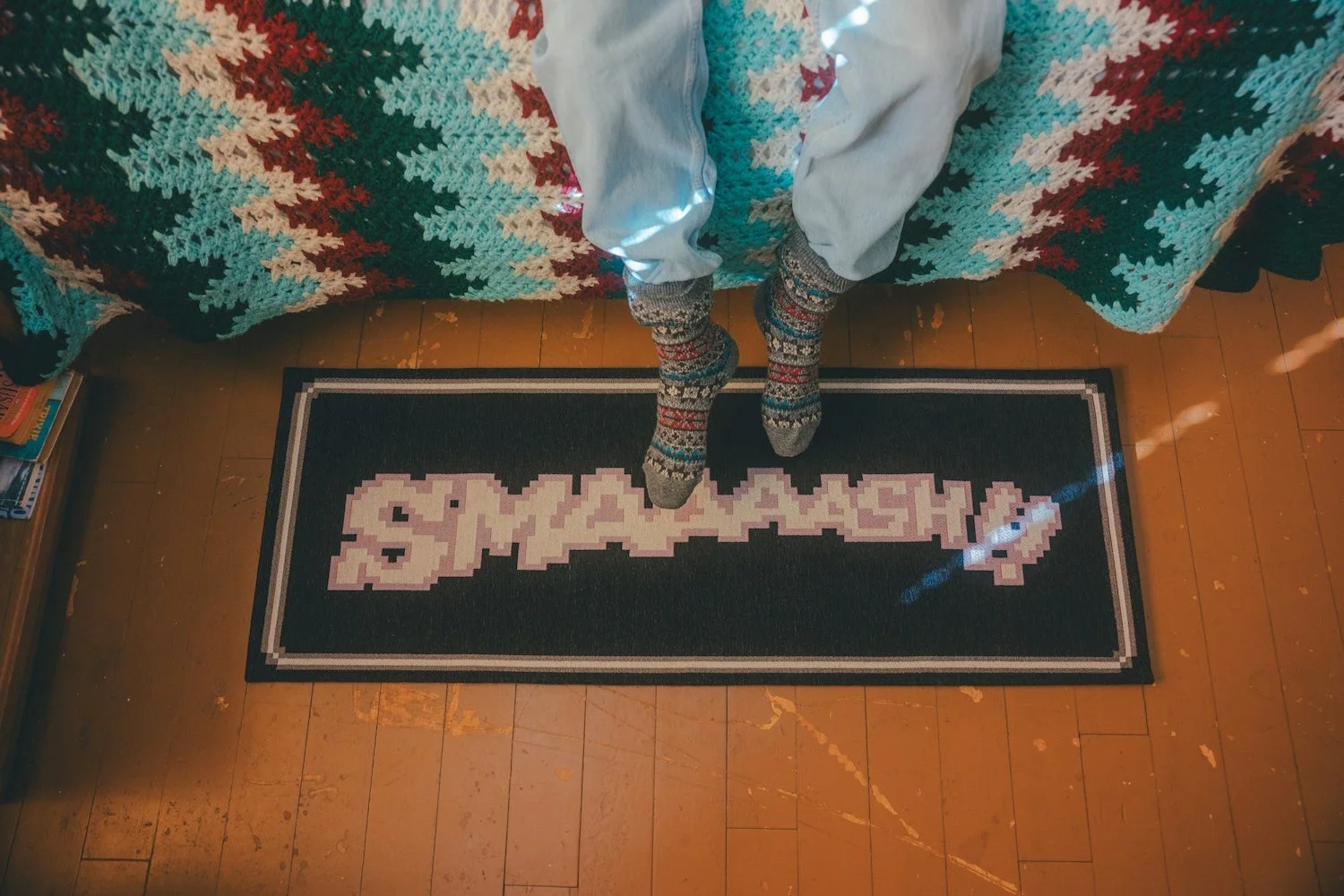 SMAAAASH!!の文字がデザインされたラグマット