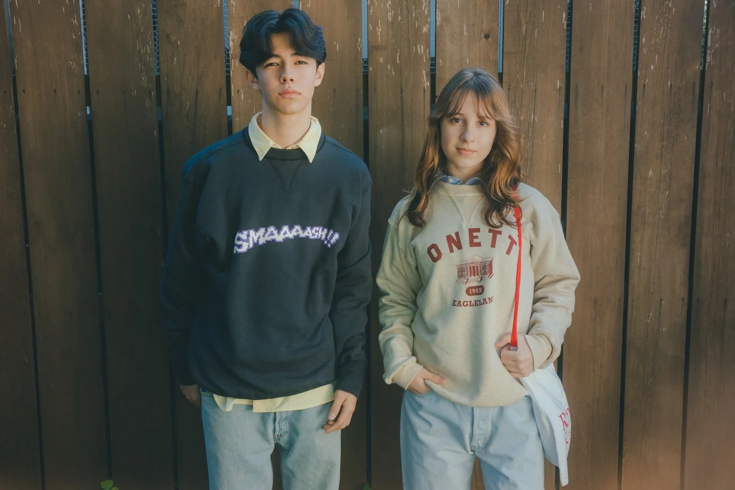 WAREHOUSEコラボのONETTとSMAAAASH!!スウェットを着た男女