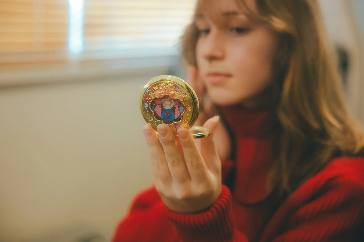 マジプシーのコンパクトミラーを覗き込む女性