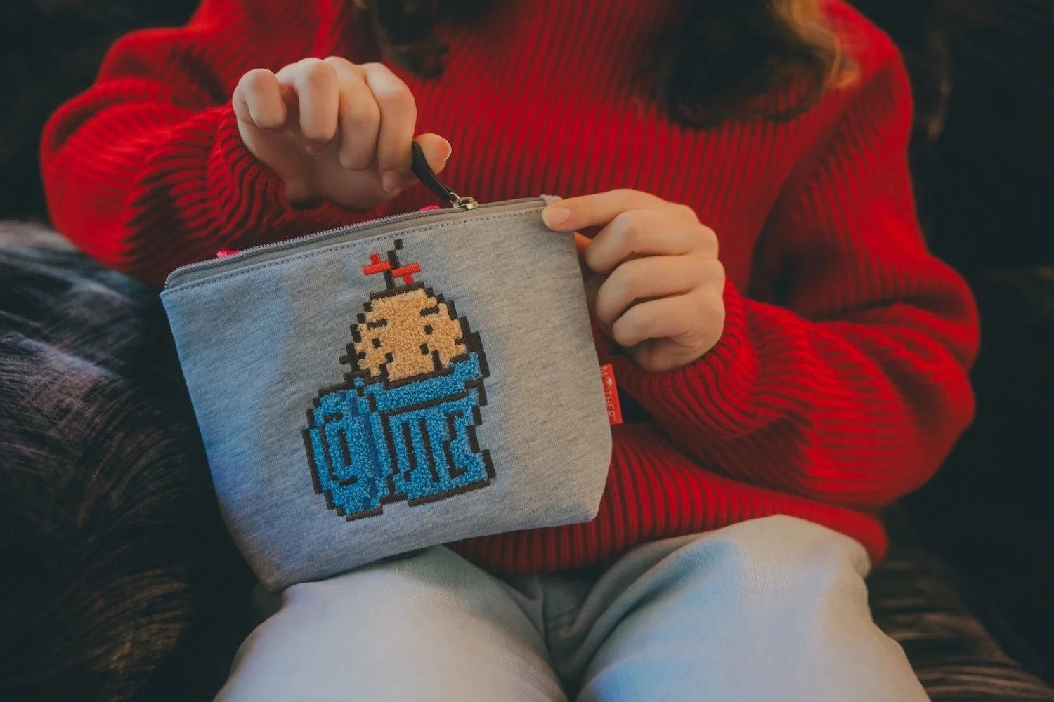 どせいさんスクエアポーチを手に持つ様子