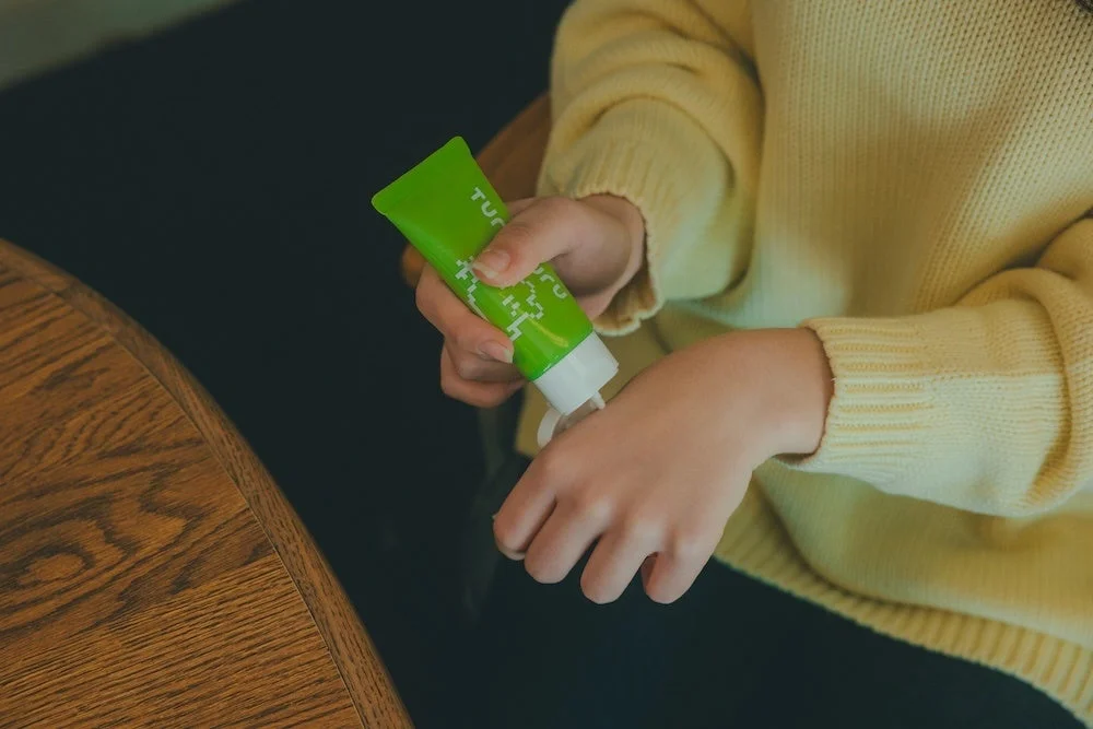 turuturuハンドクリームを使用している様子