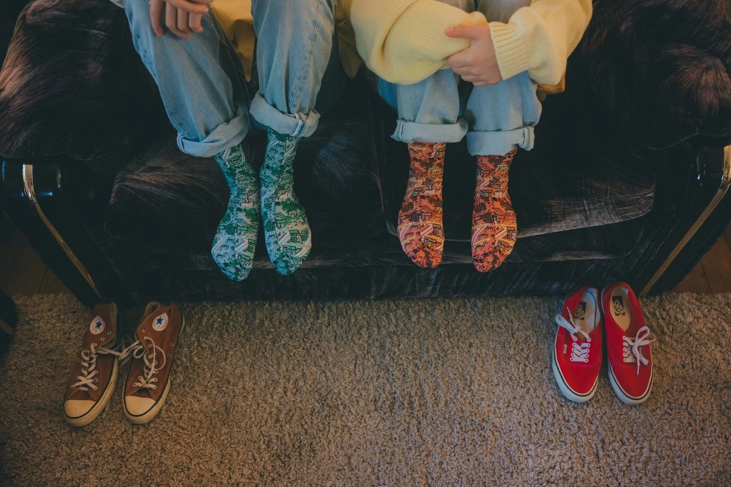 オネットMAPデザインの靴下を履いた足元