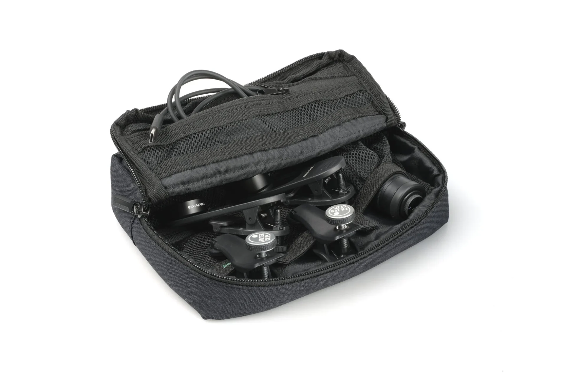 EXAPRO ガジェットポーチ グレーにスマートフォン用レンズやアクセサリーを収納した様子