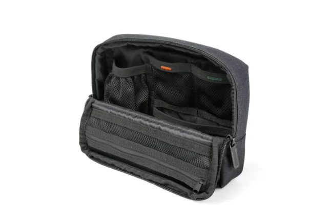 EXAPRO ガジェットポーチ グレーのフラップを開けた状態の内部構造