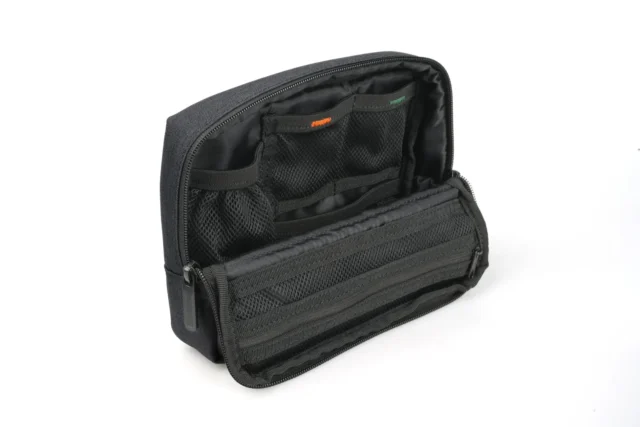 EXAPRO ガジェットポーチ グレーの内部に配置された仕切りやポケット