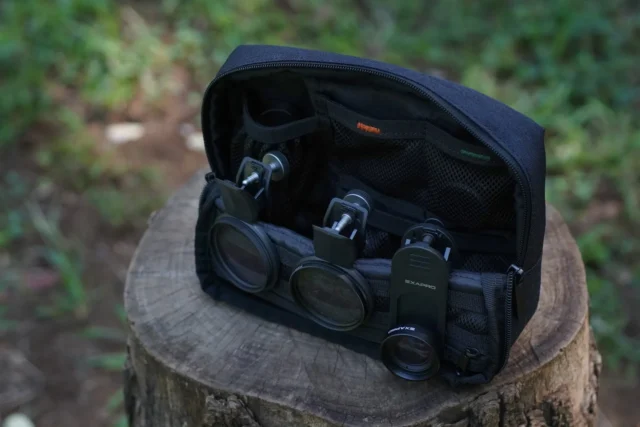 屋外で自立したEXAPRO ガジェットポーチ グレーに収納された機材