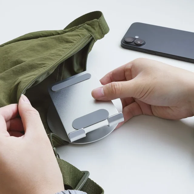 OWL-STD14スタンドをカバンに収納し持ち運ぶ様子