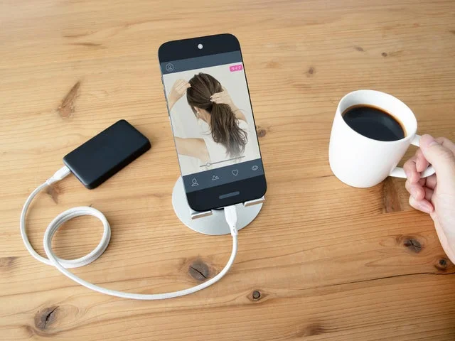 OWL-STD14にスマートフォンを設置し動画視聴する使用シーン