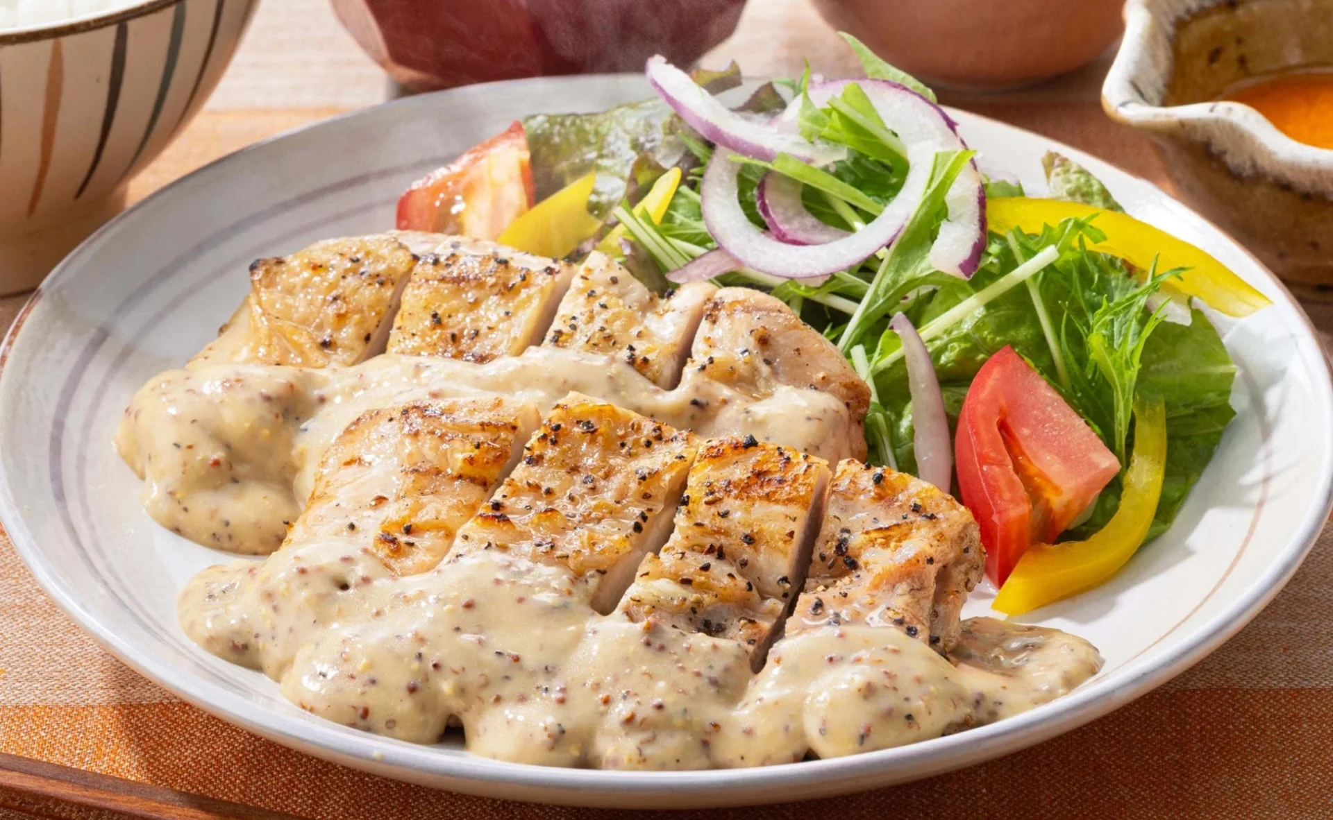 炭火焼きチキンにマスタードクリームソースがかかった料理