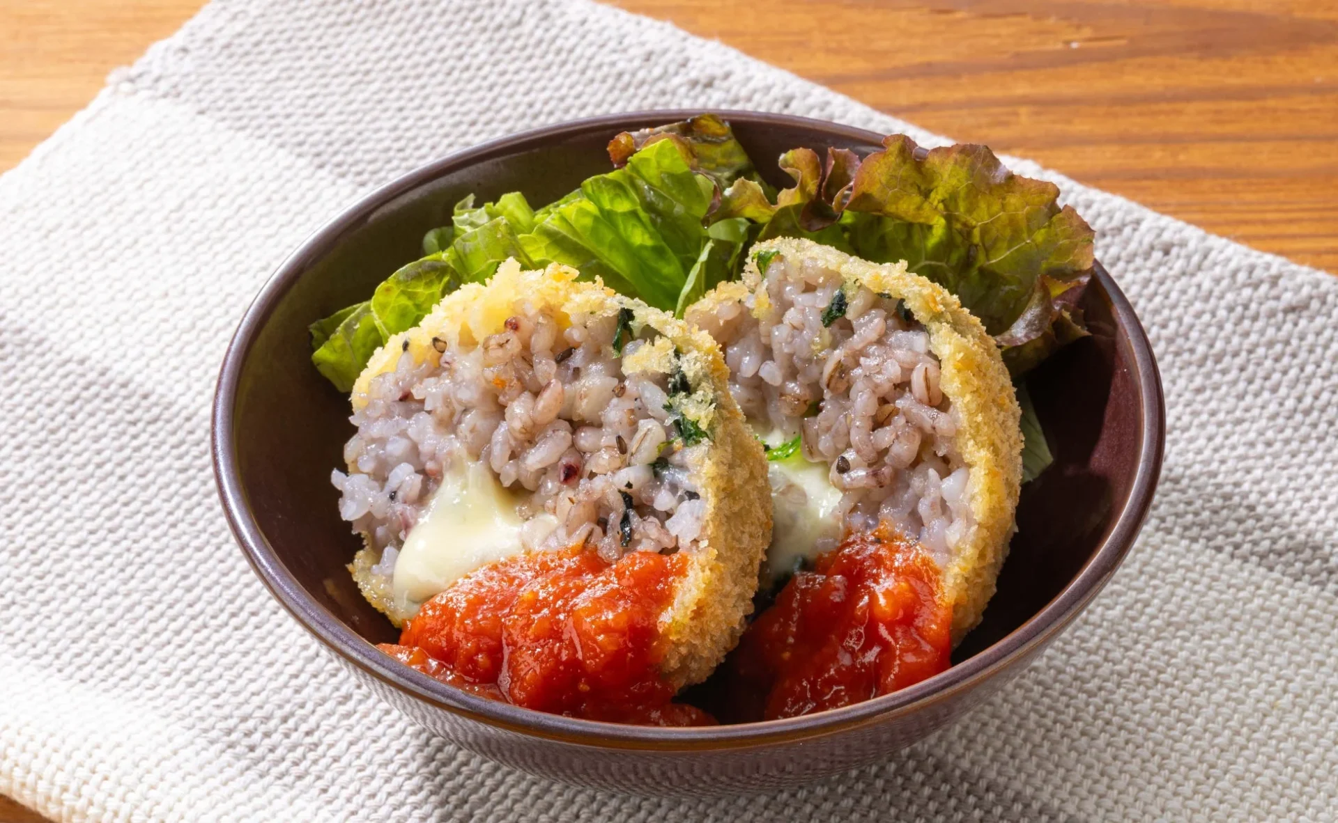 五穀米とチーズが入ったライスコロッケ、トマトソース添え
