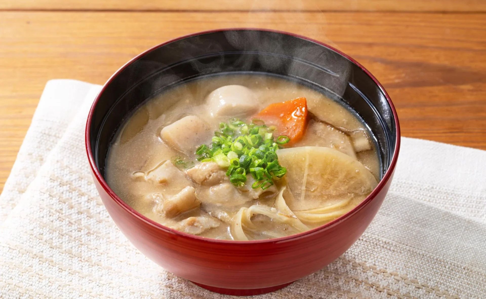 豚肉や野菜がたっぷり入った具沢山とん汁