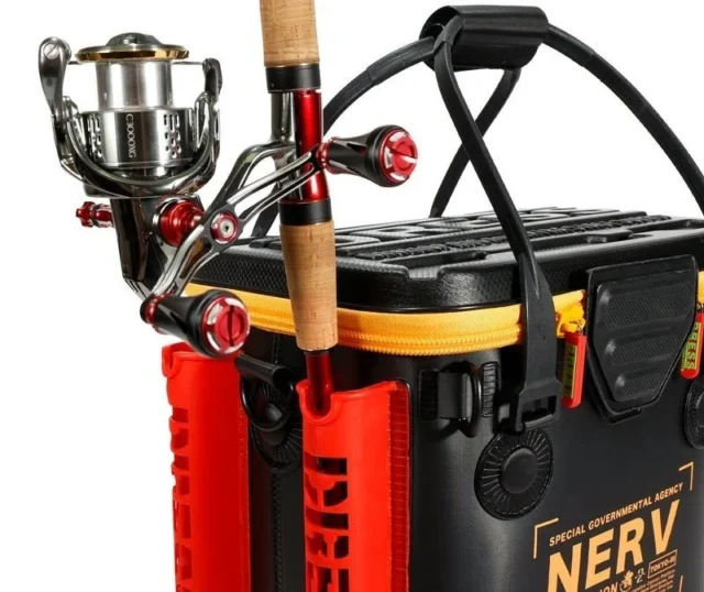 バッカンミニ17Lのロッドホルダーに釣り竿を収納したイメージ