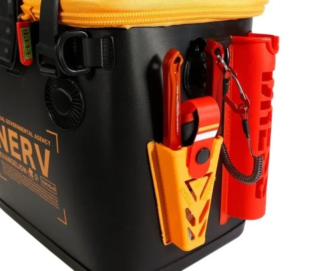 バッカンミニ17Lのプライヤーホルダーにプライヤーを収納したイメージ