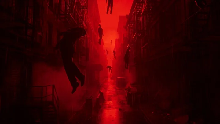 赤く染まった路地で人々が宙に浮く異様な光景