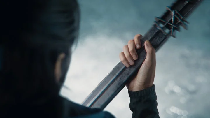 主人公が変形する近接武器「Aberrant」を構える手元