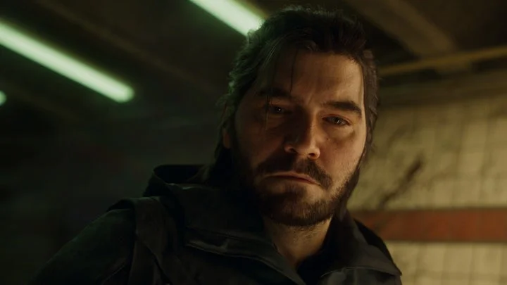 主人公ディラン・フェイデンの顔のクローズアップ