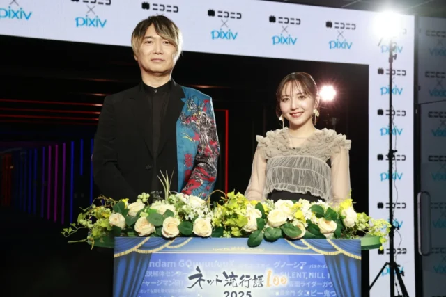 ネット流行語100 2025年間大賞表彰式のMC小西克幸氏と森遥香氏