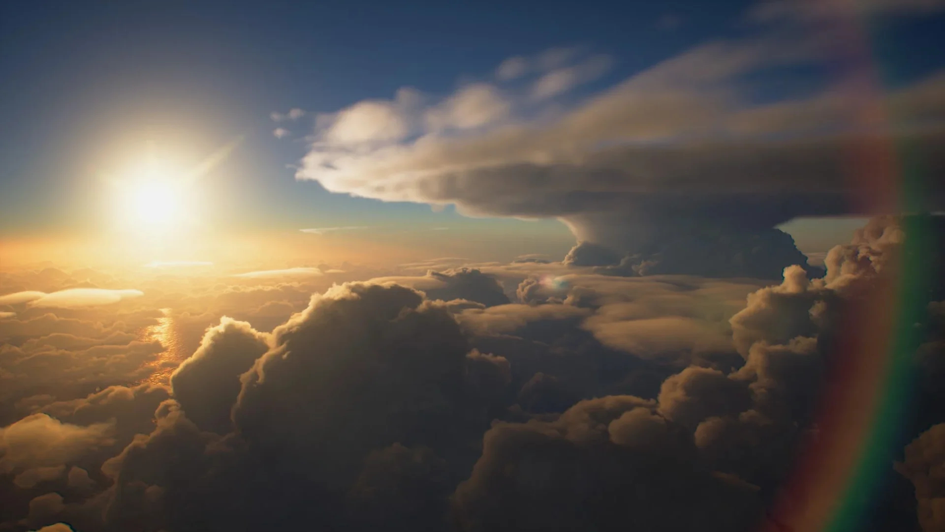 夕日に照らされる広大な雲海と青空