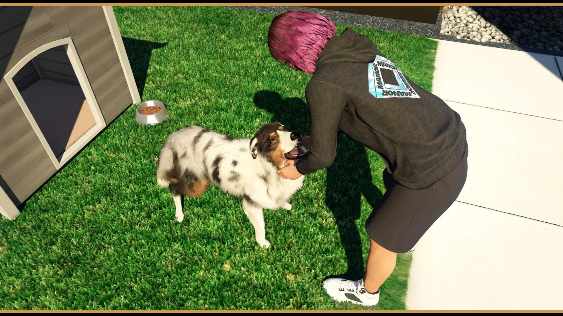 邸宅の庭でペットの犬と過ごす