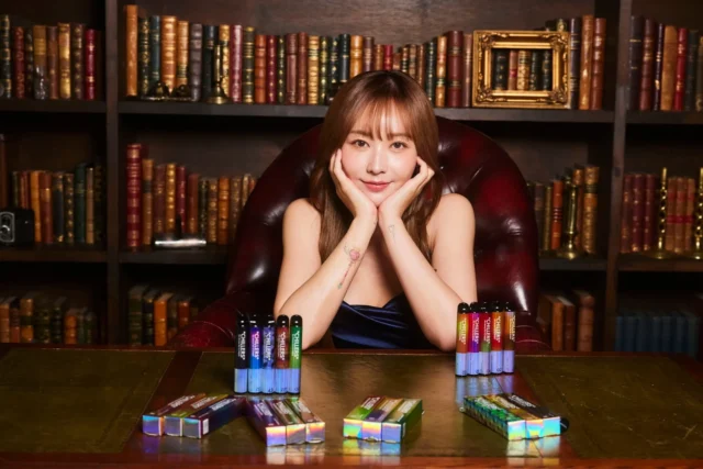 CHILLERSの様々なフレーバー製品に囲まれて座る深田えいみさん。