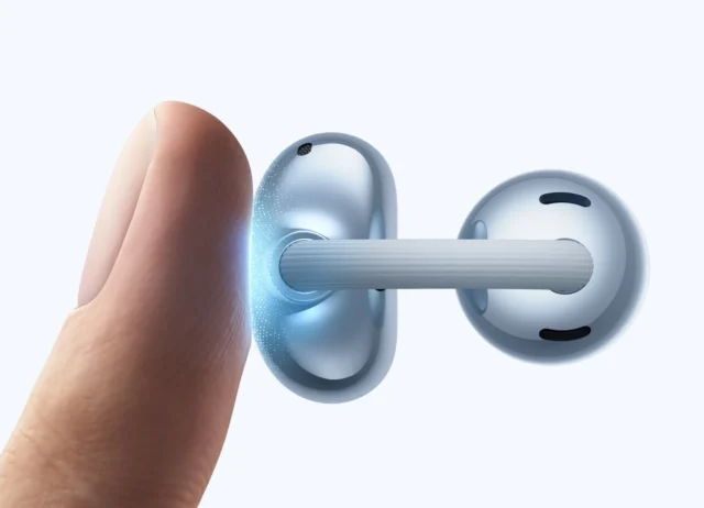 HUAWEI FreeClip 2のコンフォートビーンズを指でスライド操作している様子