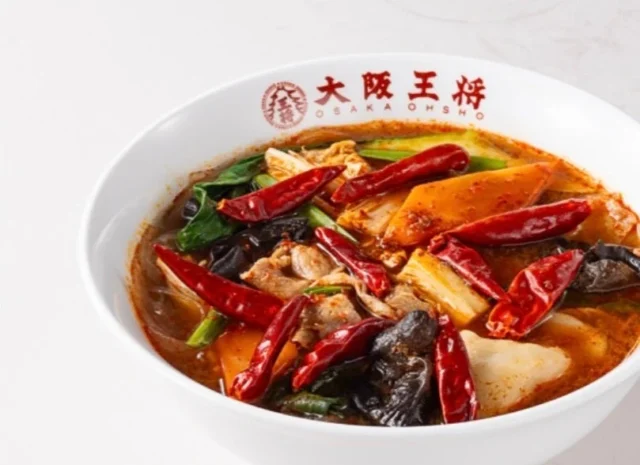 大阪王将 魅惑の五香麻辣湯(辛さ3倍)の俯瞰写真。唐辛子が多数浮いている。