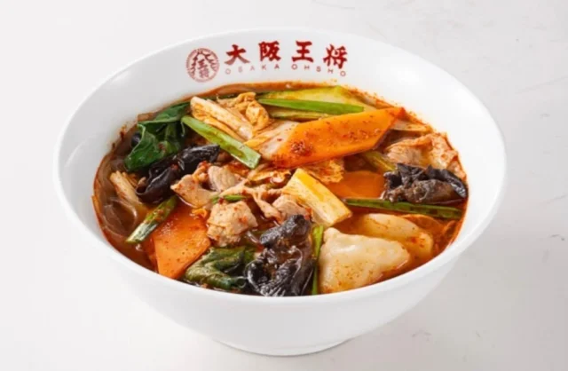 大阪王将 魅惑の五香麻辣湯の俯瞰写真。具材と水餃子が見える。