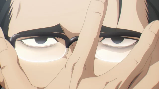 眼鏡をかけた男性が指で目元を隠す