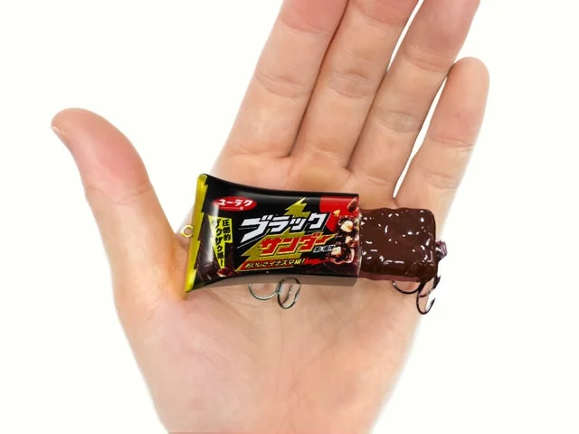 手のひらに乗せたブラックサンダールアーでサイズ感を示す