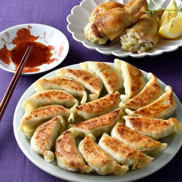 餃子の馬渡のもっちり餃子と手羽餃子が盛り付けられた皿