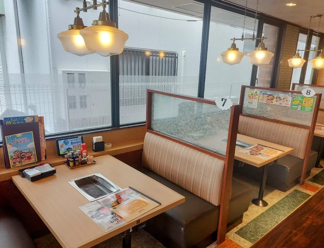 居心地よくリニューアルされた安楽亭八日市場店の店内