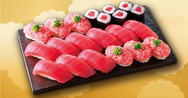 小僧寿し「超まぐろ寿し」の盛り合わせ。まぐろ、ねぎまぐろ、鉄火巻きが豪華に並ぶ。