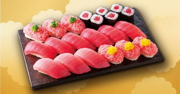 小僧寿し『超とろまぐろ寿し』の盛り合わせ。中とろ、まぐろ、ねぎまぐろ、鉄火巻きが並ぶ。