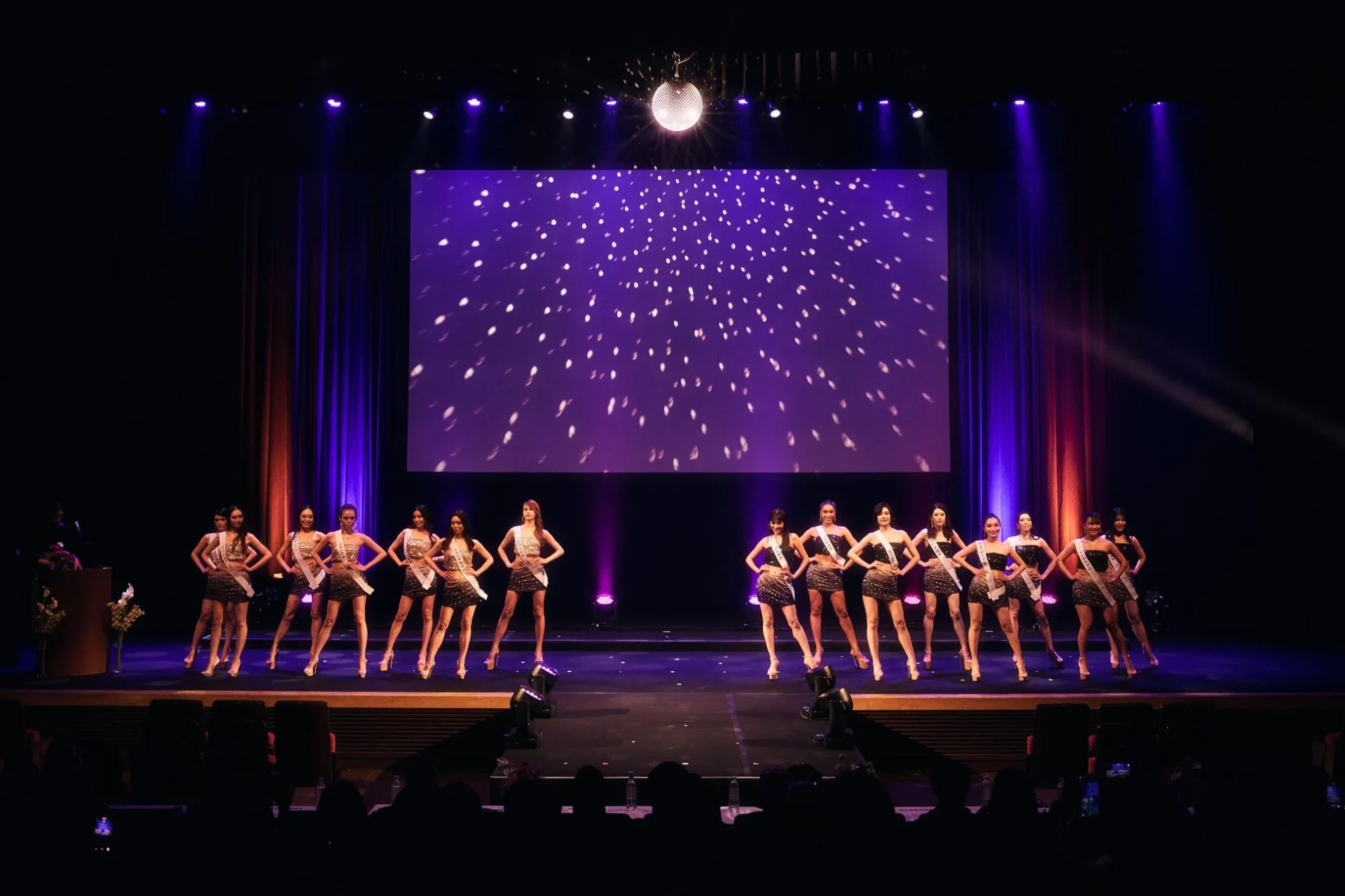 ミス・グローバルジャパン日本大会のステージパフォーマンス風景