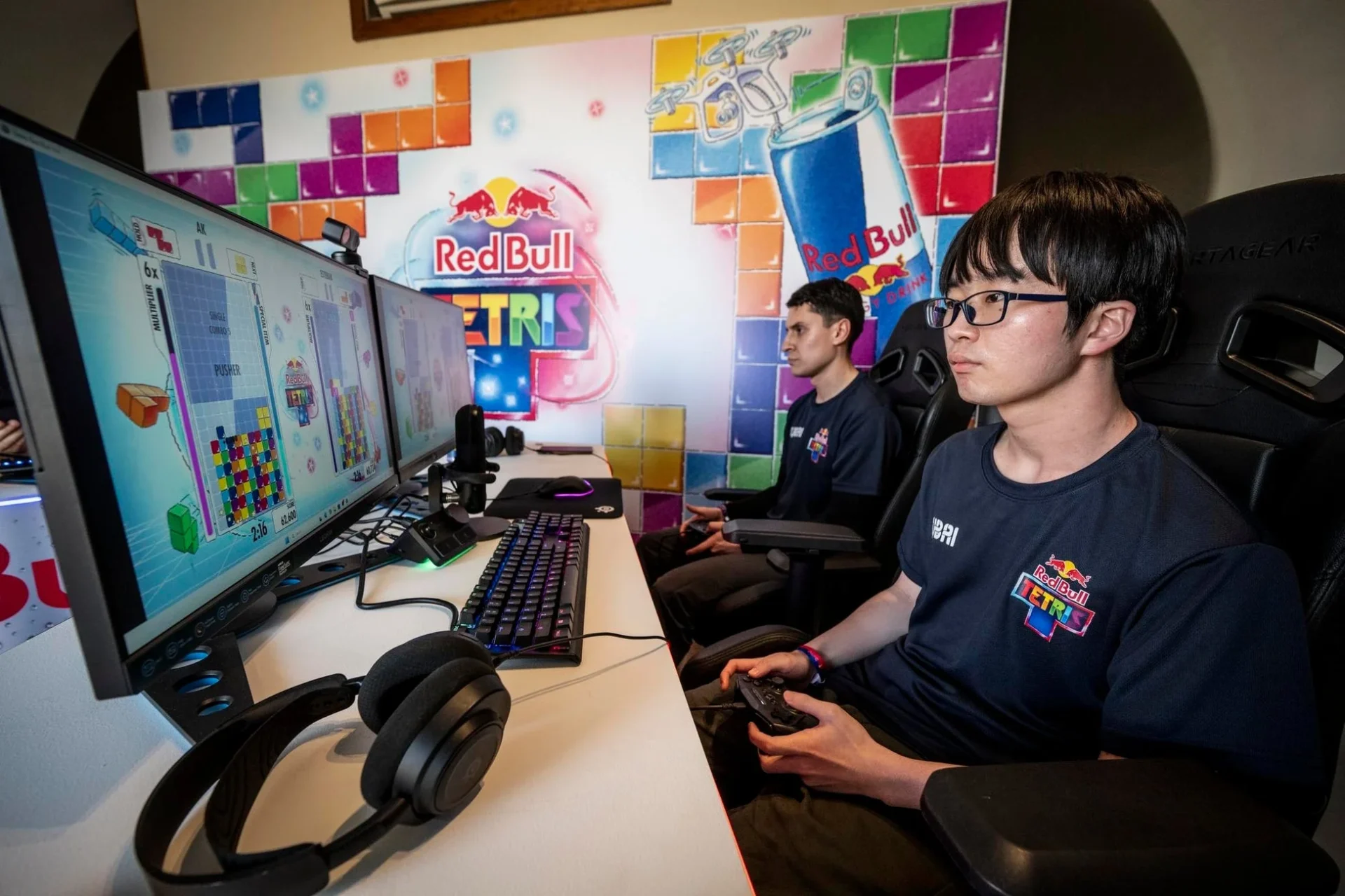 Red Bull Tetris World FinalでPCを使いテトリスをプレイする日本代表AK選手