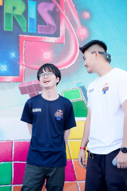Red Bull Tetris World Finalで笑顔を見せる日本代表AK選手とゲスト