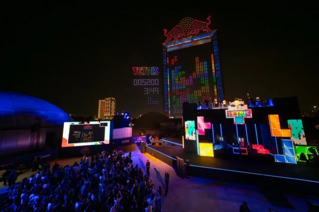 Red Bull Tetris World Finalの夜の会場風景とドバイフレームの演出