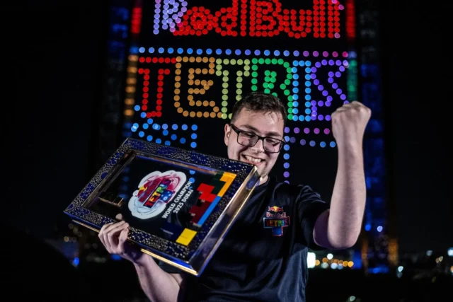 Red Bull Tetris World Finalで優勝トロフィーを掲げ喜ぶフェフミ・アタラー選手