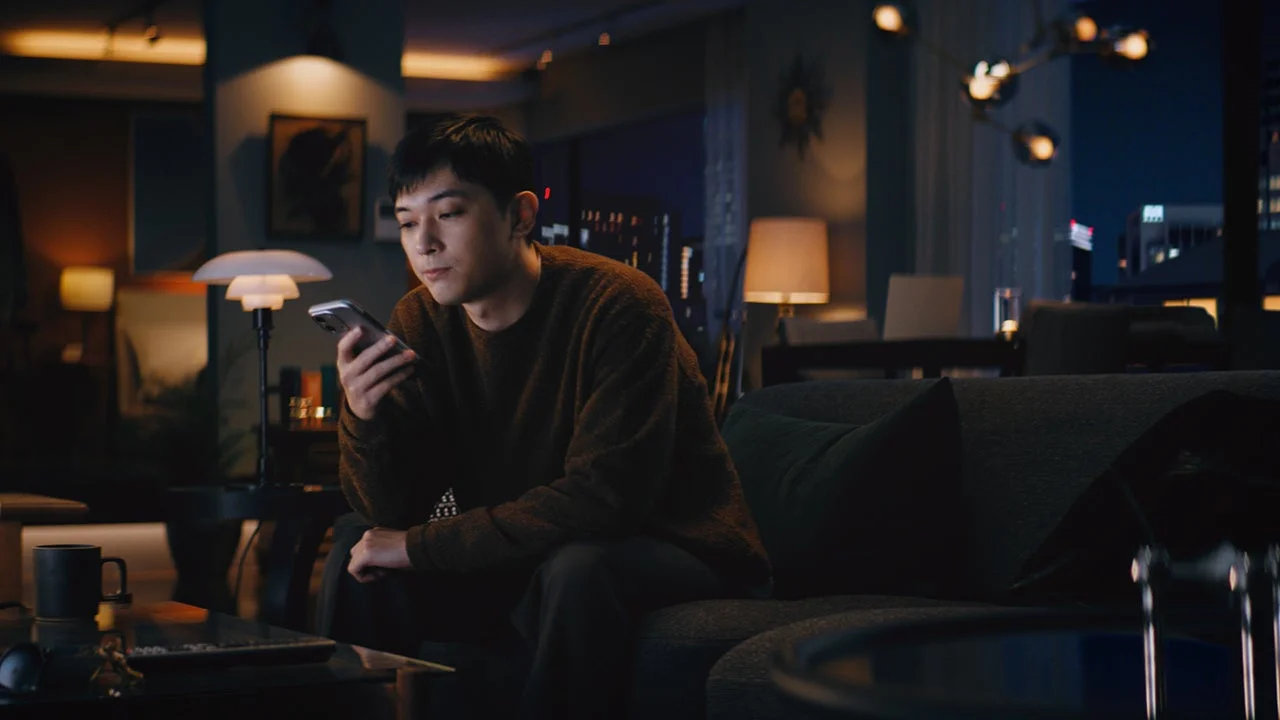 吉沢亮さんがソファでAI英会話アプリ「スピーク」を使用しているCMカット