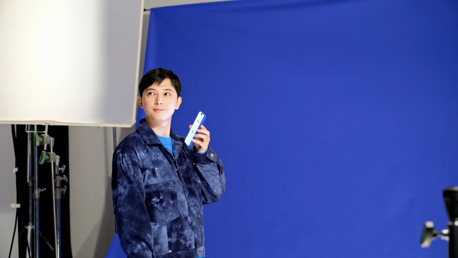 吉沢亮さんが撮影スタジオでAI英会話アプリ「スピーク」のCM撮影に臨む様子