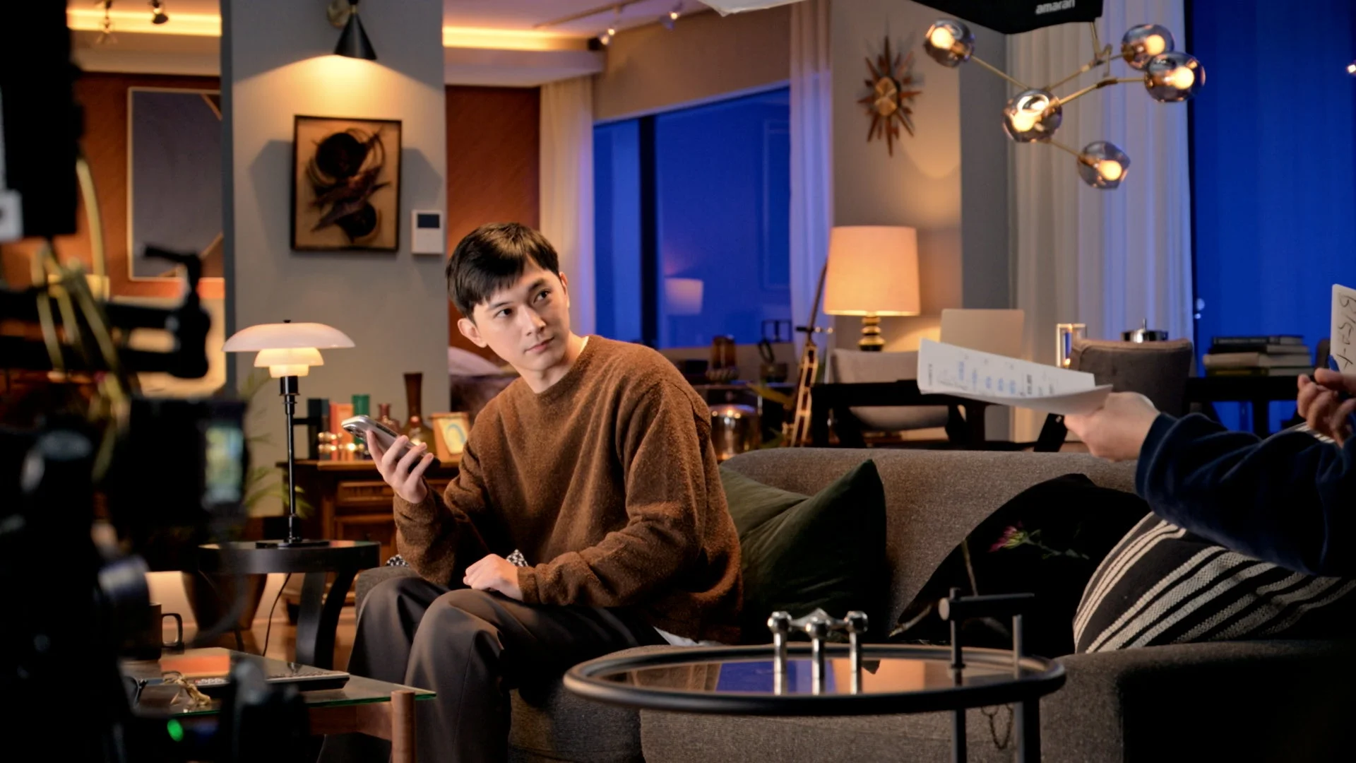 吉沢亮さんがCM撮影中にスタッフと打ち合わせをするメイキング風景