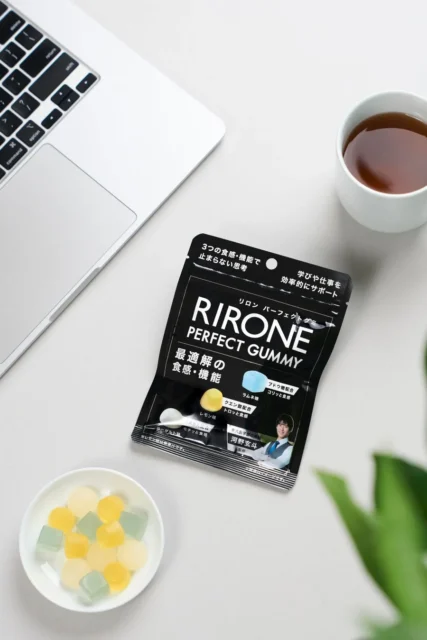 RIRONE PERFECT GUMMYとノートPCのある作業風景