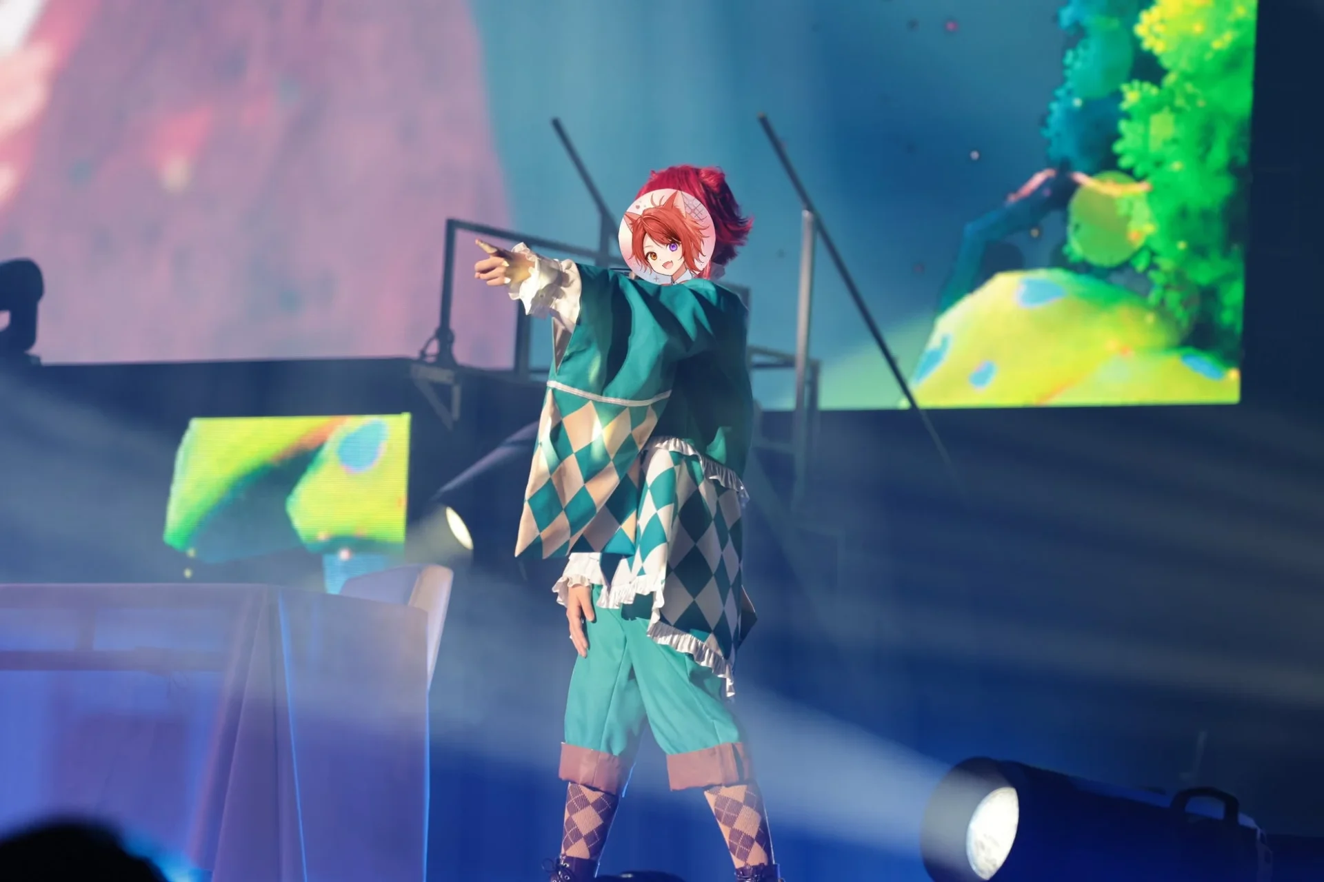 ライブで緑の衣装をまとい指をさす莉犬