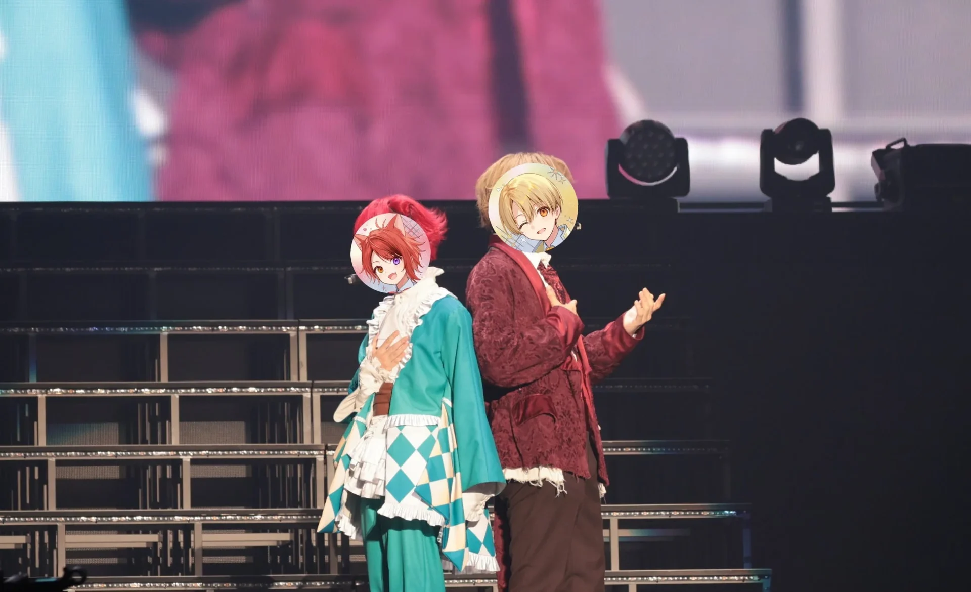 ライブで背中合わせに立つ莉犬とるぅと